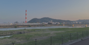 宮崎県延岡市の風景が映っている。旭化成の工場のシンボルである煙突が映っている