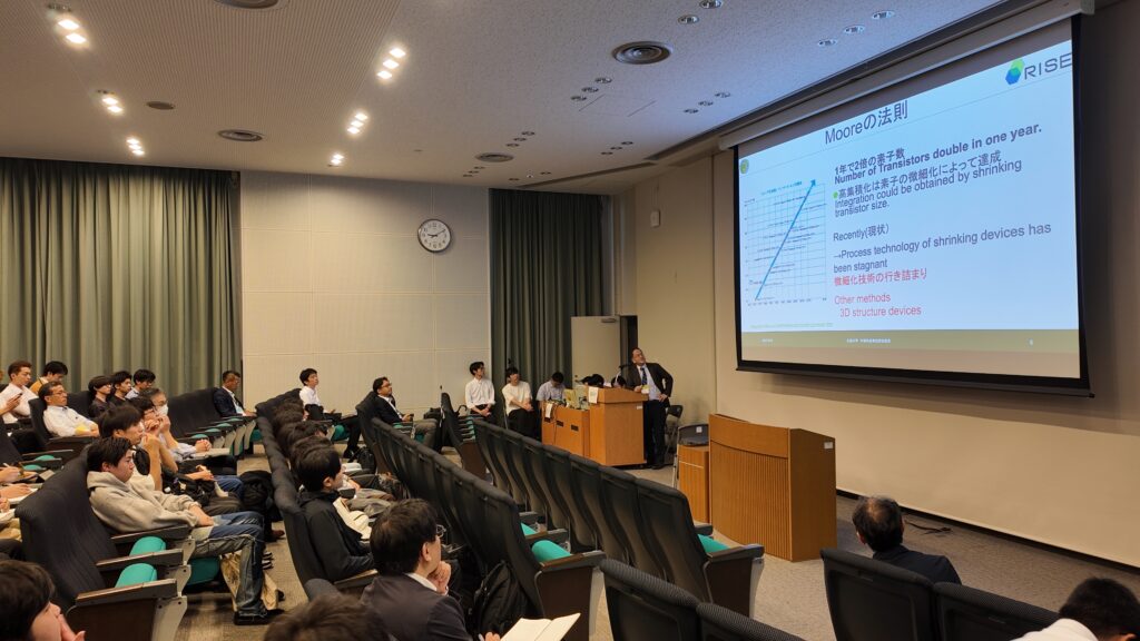 第16回半導体材料デバイスフォーラムにおいて基調講演中の様子