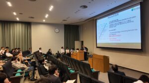 第16回半導体材料デバイスフォーラムにおいて基調講演中の様子